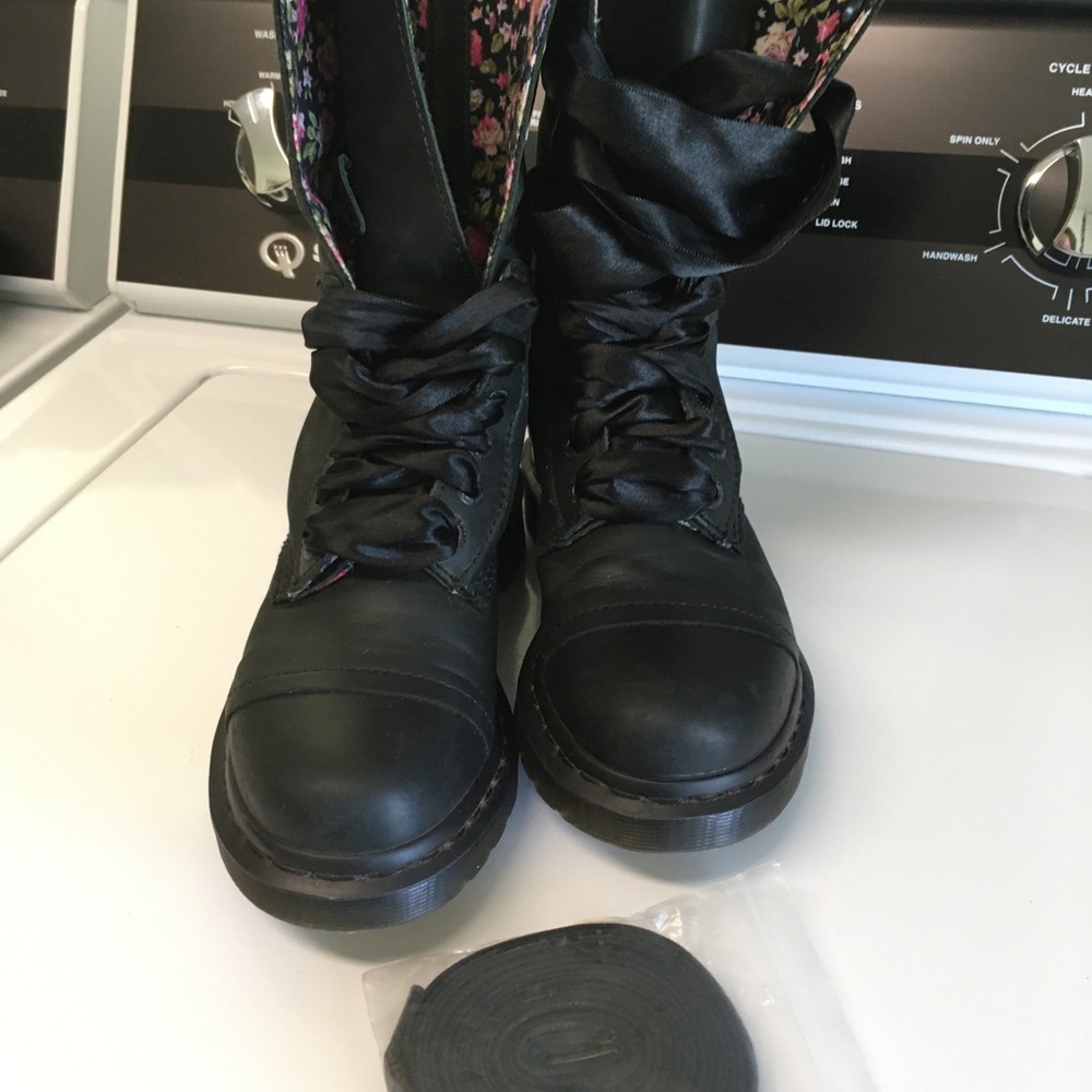 Dr. Martens 1914 Triumph 14 Eyelet Tall Floral Lined Cap Toe Boots~ Womens 6 US